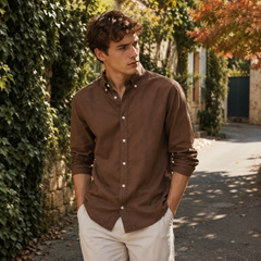 Camicia uomo marrone con collo button down e bottoni chiari a contrasto