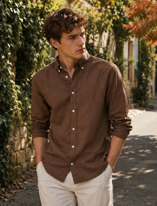Camicia uomo marrone con collo button down e bottoni chiari a contrasto
