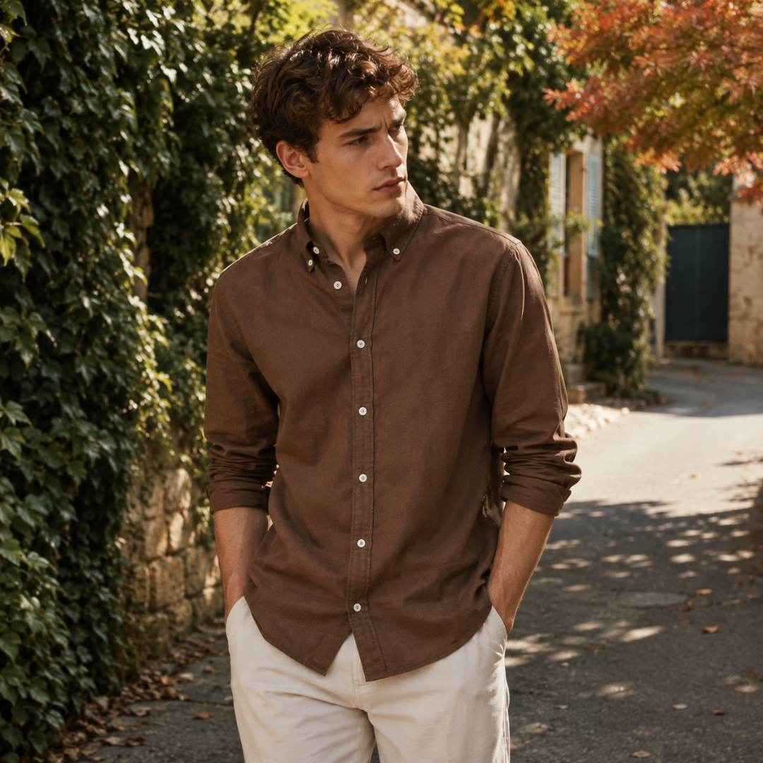 Camicia uomo marrone con collo button down e bottoni chiari a contrasto