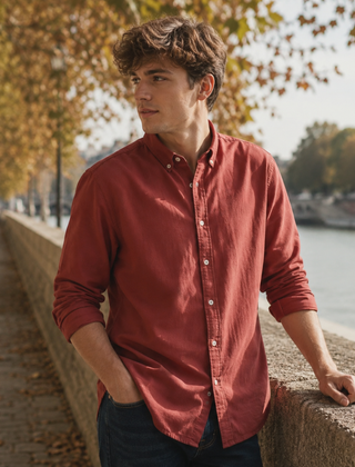 Camicia uomo rossa con collo button down e maniche arrotolate sull'avambraccio