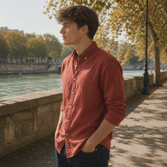 Vista laterale della camicia uomo rossa con collo button down e maniche lunghe