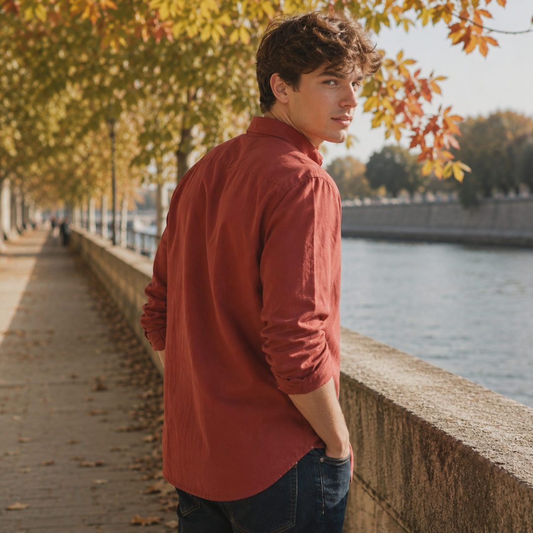 Retro della camicia uomo rossa con orlo arrotondato e spalle lisce
