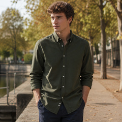 Camicia uomo verde scuro in tinta unita con maniche lunghe e collo abbottonato