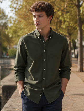 Camicia uomo verde scuro in tinta unita con maniche lunghe e collo abbottonato