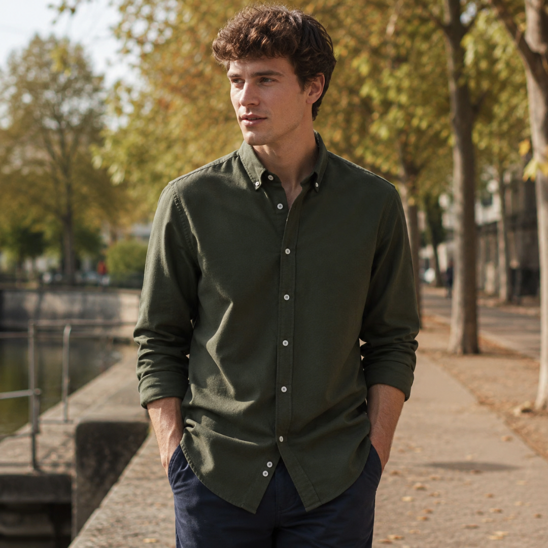 Camicia uomo verde scuro in tinta unita con maniche lunghe e collo abbottonato