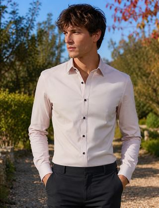 Camicia uomo albicocca chiara con collo classico e bottoni scuri a contrasto