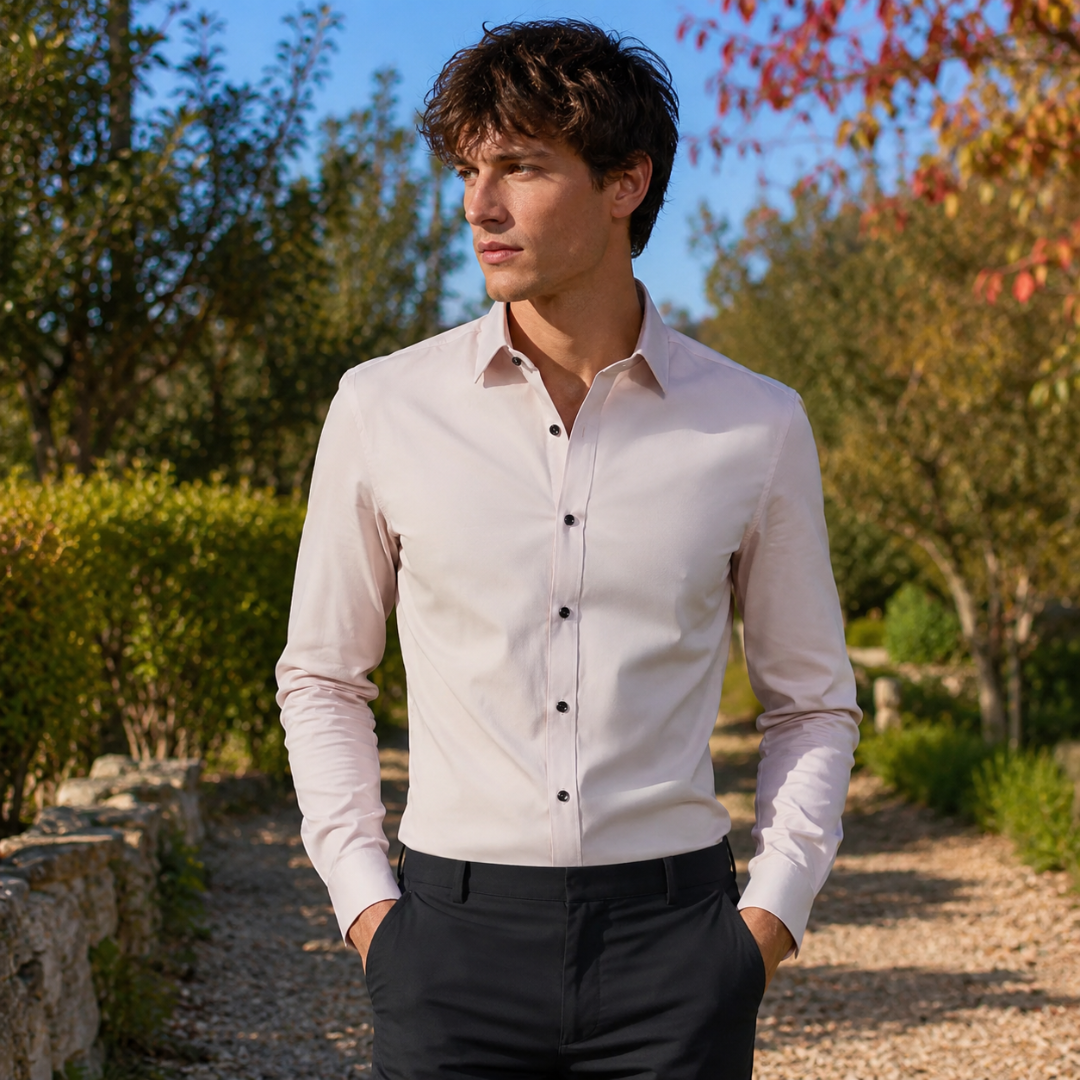 Camicia uomo albicocca chiara con collo classico e bottoni scuri a contrasto