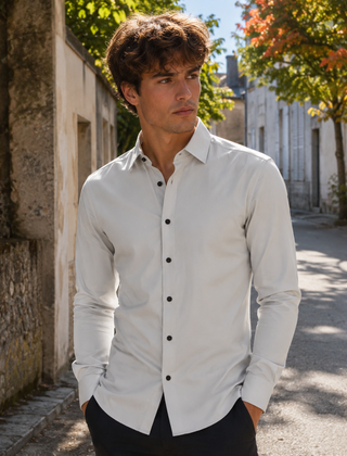 Camicia uomo beige chiaro con abbottonatura frontale completa e orlo arrotondato