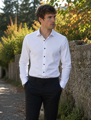 Camicia uomo bianca con bottoni neri a contrasto e pantaloni scuri