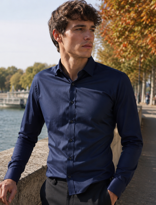 Camicia uomo blu navy con collo classico e abbottonatura frontale completa