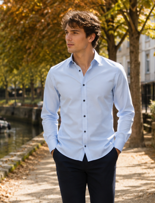 Camicia uomo blu pastello con bottoni scuri a contrasto e maniche lunghe