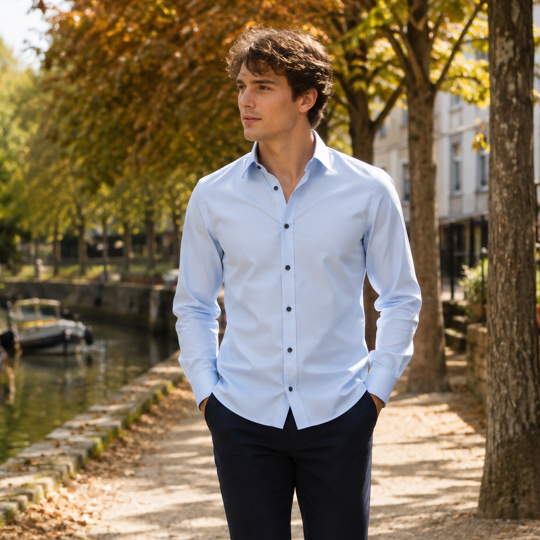 Camicia uomo blu pastello con bottoni scuri a contrasto e maniche lunghe