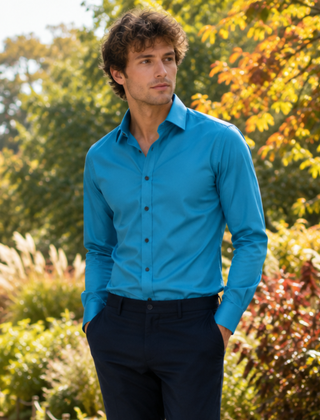 Camicia uomo blu pavone in tinta unita con collo classico a punte