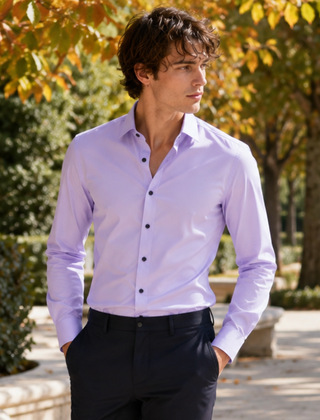 Camicia uomo glicine con collo classico, maniche lunghe e pantaloni blu scuro