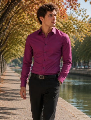 Camicia uomo magenta con bottoni scuri a contrasto indossata con pantaloni neri