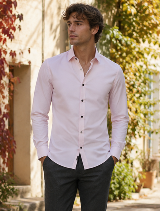 Camicia uomo rosa chiaro in tinta unita con bottoni scuri a contrasto