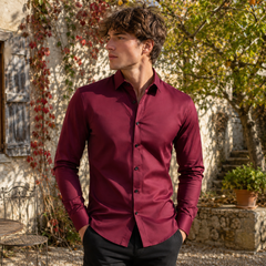 Camicia uomo rosso vino con bottoni scuri a contrasto e polsini abbottonati