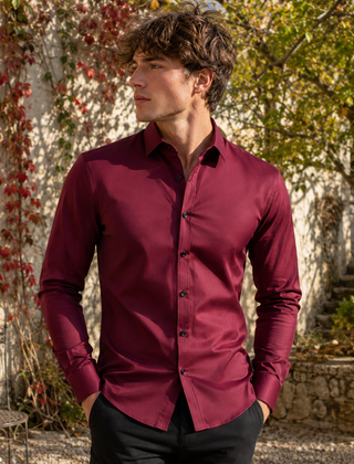 Camicia uomo rosso vino con bottoni scuri a contrasto e polsini abbottonati