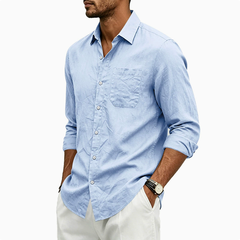 Camicia uomo azzurra con colletto classico, bottoni bianchi e taschino applicato
