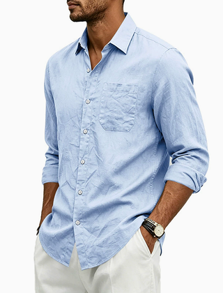 Camicia uomo azzurra con colletto classico, bottoni bianchi e taschino applicato