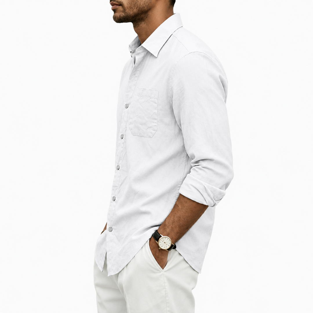 Camicia uomo bianca vista di profilo con maniche arrotolate e orologio
