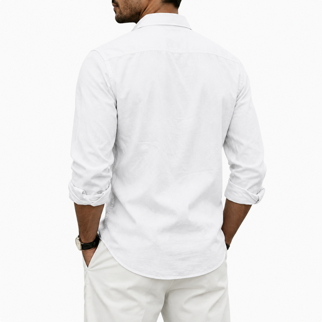 Camicia uomo bianca vista posteriore con carré sulle spalle e orlo curvo