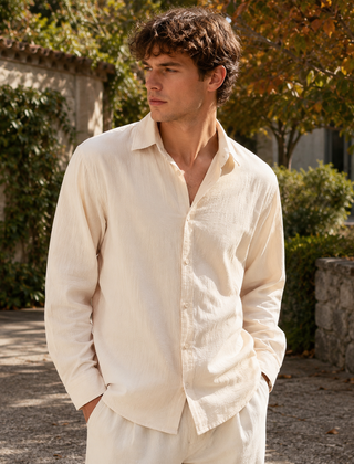 Camicia uomo beige a maniche lunghe con superficie increspata e colletto classico
