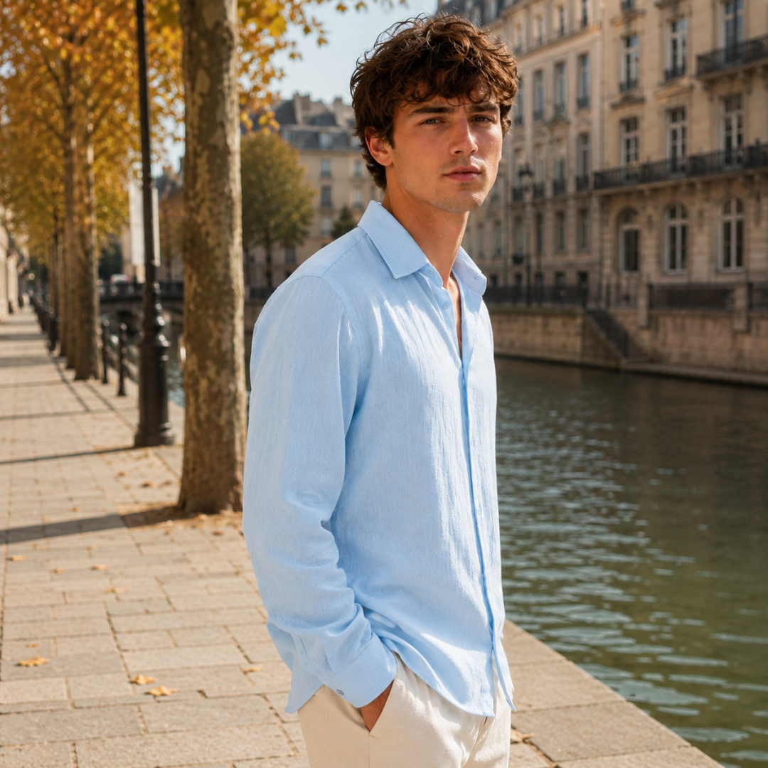 Camicia uomo blu vista di lato con maniche lunghe e polsini abbottonati