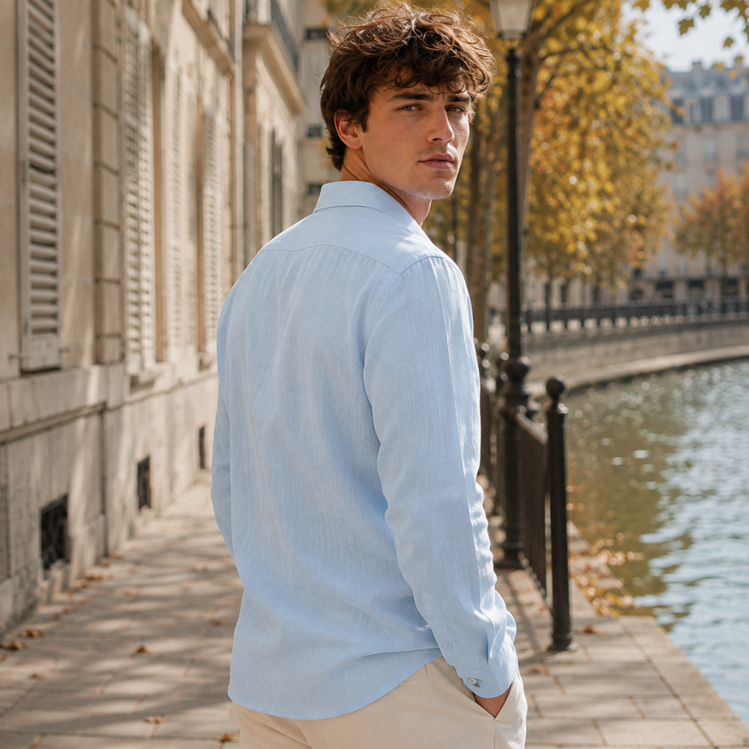 Retro della camicia uomo blu increspata con spalle lisce e maniche lunghe