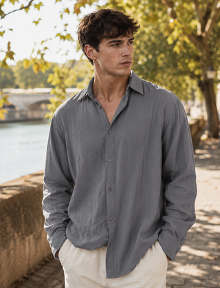 Camicia uomo grigia increspata con orlo arrotondato e polsini abbottonati