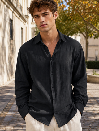 Camicia uomo nera a maniche lunghe con colletto classico e abbottonatura frontale