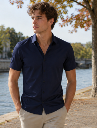 Camicia uomo blu navy a maniche corte con orlo arrotondato e colletto classico
