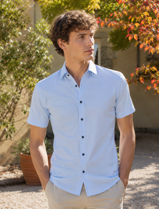 Camicia uomo blu chiaro a maniche corte con colletto a punta e bottoni scuri