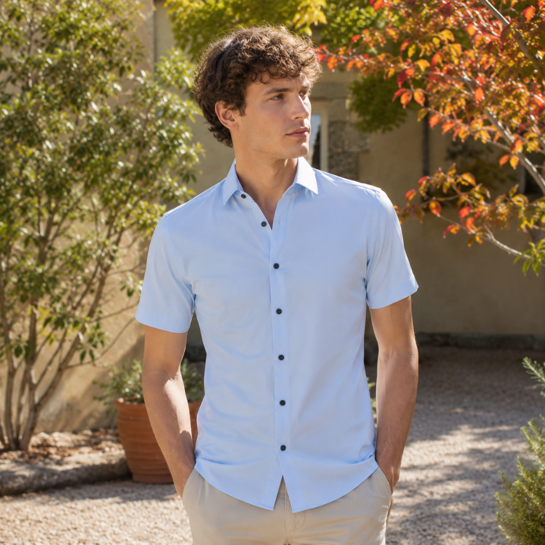 Camicia uomo blu chiaro a maniche corte con colletto a punta e bottoni scuri