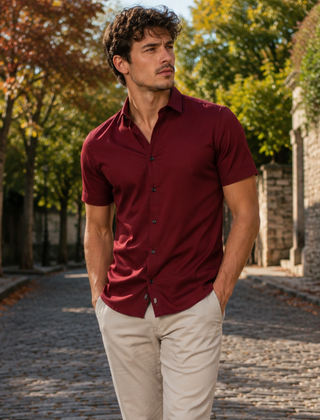Camicia uomo bordeaux a maniche corte con abbottonatura frontale in tinta unita