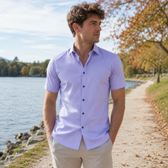 Camicia uomo lilla a maniche corte con colletto classico e orlo arrotondato
