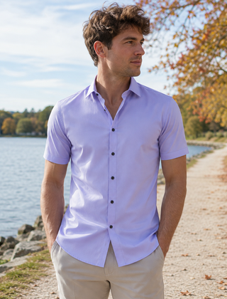 Camicia uomo lilla a maniche corte con colletto classico e orlo arrotondato