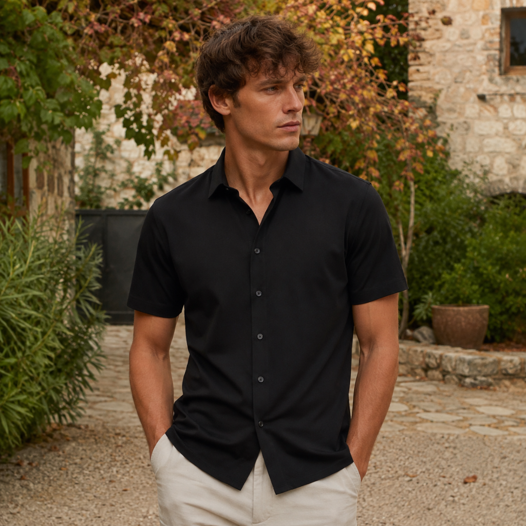 Camicia uomo nera a maniche corte con abbottonatura frontale a vista e colletto a punta