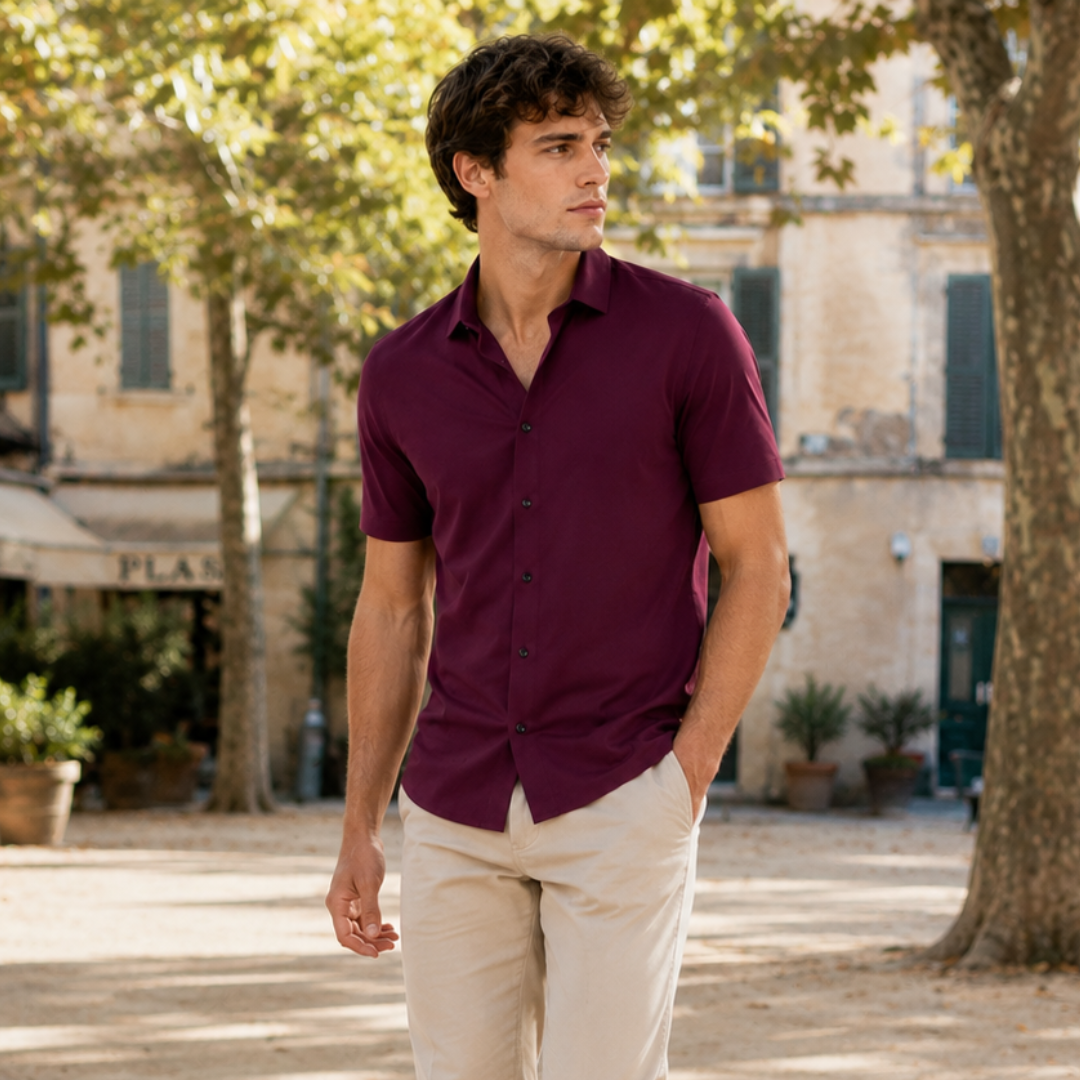 Uomo cammina con camicia rosso e magenta a maniche corte e abbottonatura frontale a vista