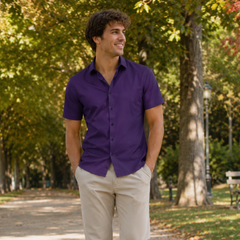 Camicia uomo viola a maniche corte con bottoni scuri e colletto aperto