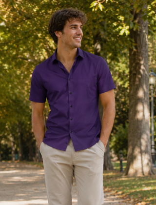Camicia uomo viola a maniche corte con bottoni scuri e colletto aperto