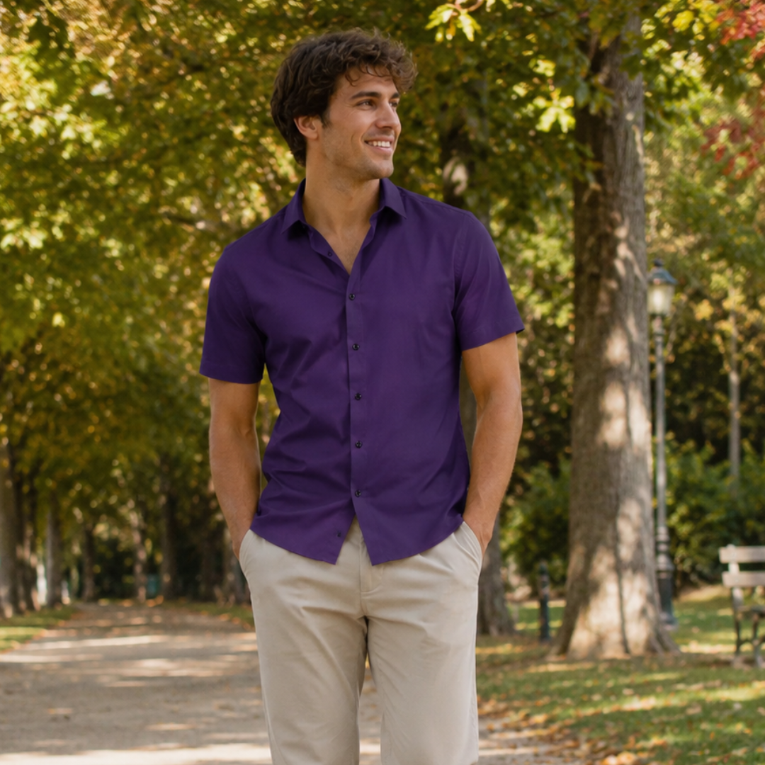 Camicia uomo viola a maniche corte con bottoni scuri e colletto aperto