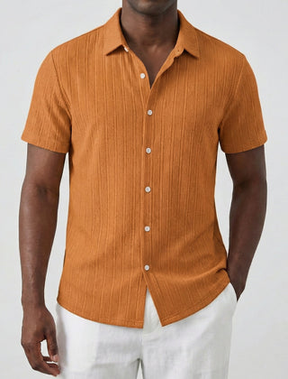 Camicia uomo arancione a maniche corte con bottoni chiari e superficie rigata in rilievo