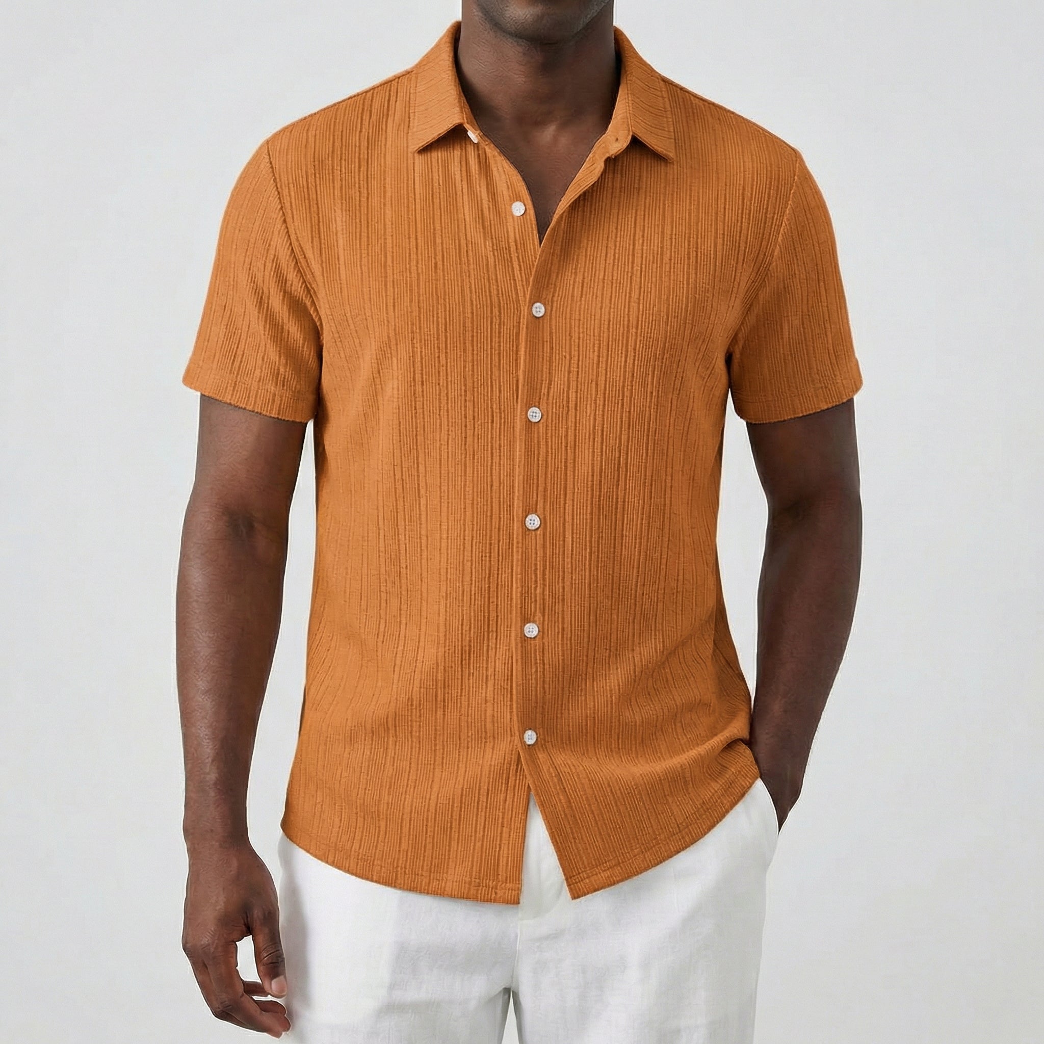 Camicia uomo arancione a maniche corte con bottoni chiari e superficie rigata in rilievo