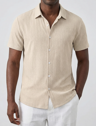 Camicia uomo beige a maniche corte con texture a coste verticali e abbottonatura frontale