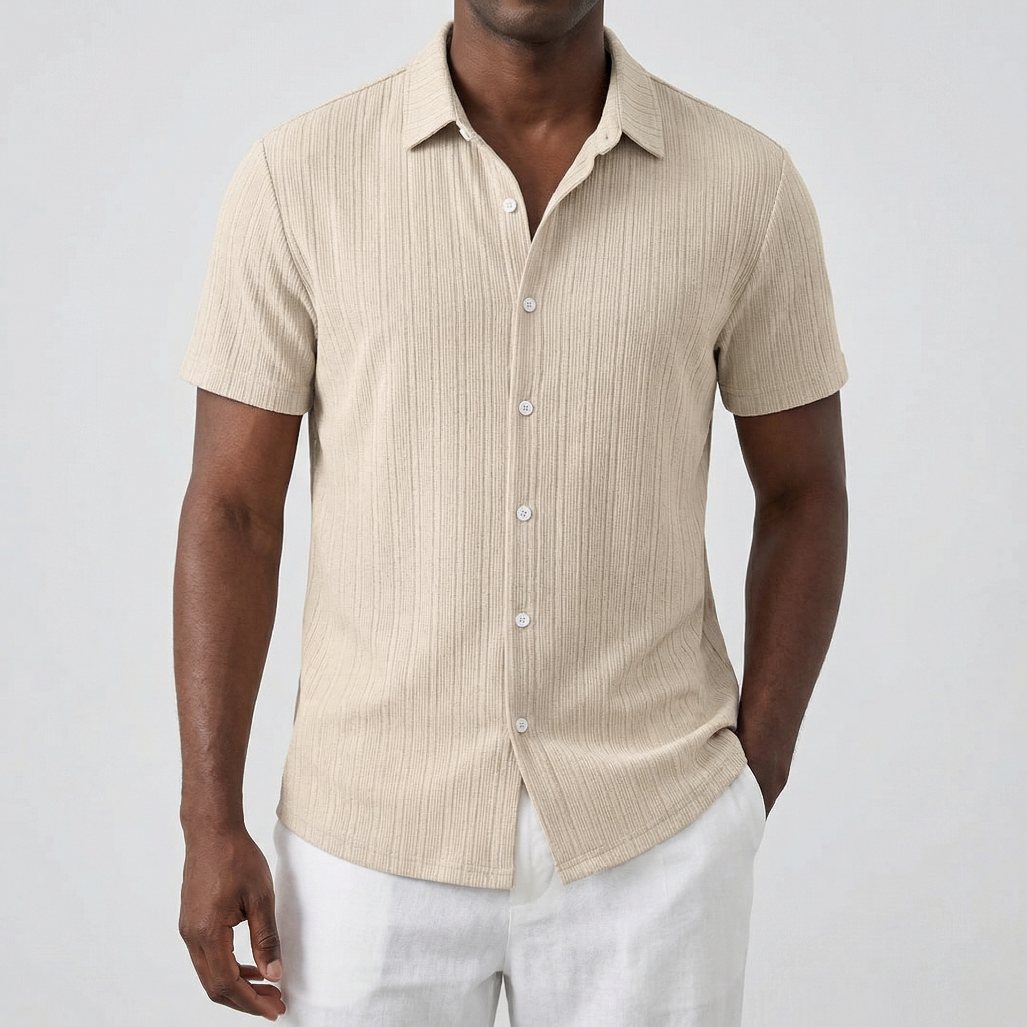 Camicia uomo beige a maniche corte con texture a coste verticali e abbottonatura frontale