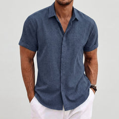 Camicia uomo blu maniche corte abbinata a pantaloni bianchi, vestibilità regolare