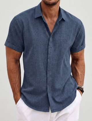 Camicia uomo blu maniche corte abbinata a pantaloni bianchi, vestibilità regolare