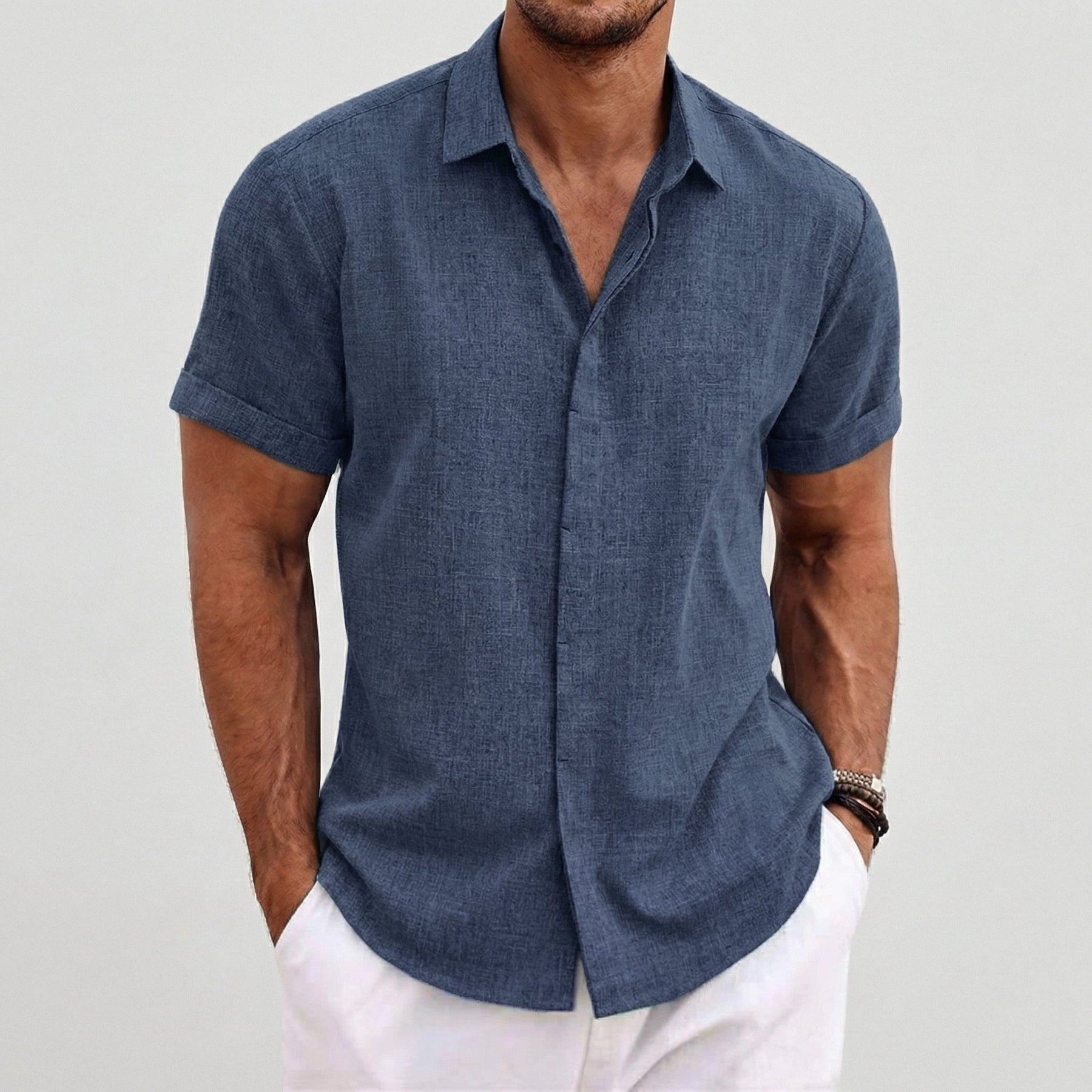 Camicia uomo blu maniche corte abbinata a pantaloni bianchi, vestibilità regolare