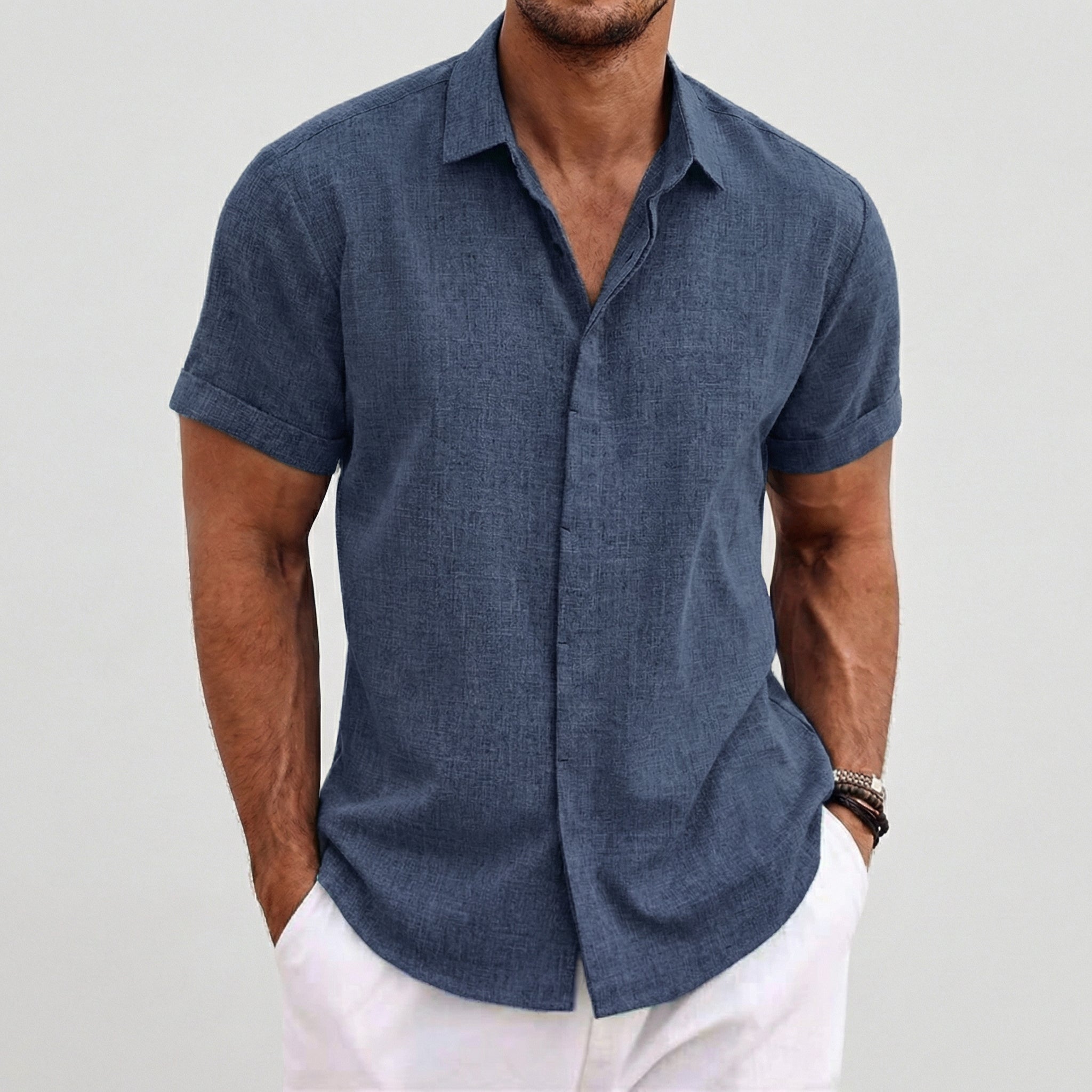 Camicia uomo blu maniche corte abbinata a pantaloni bianchi, vestibilità regolare